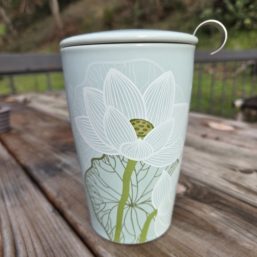 Tea Forte mug with lid and stainless steel tea steeper
